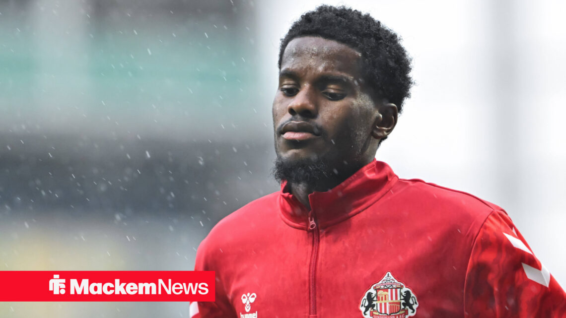 Pierre Ekwah warming up for Sunderland