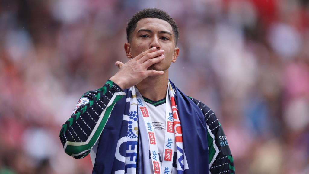 Jobe Bellingham blows a kiss to Sunderland fans.