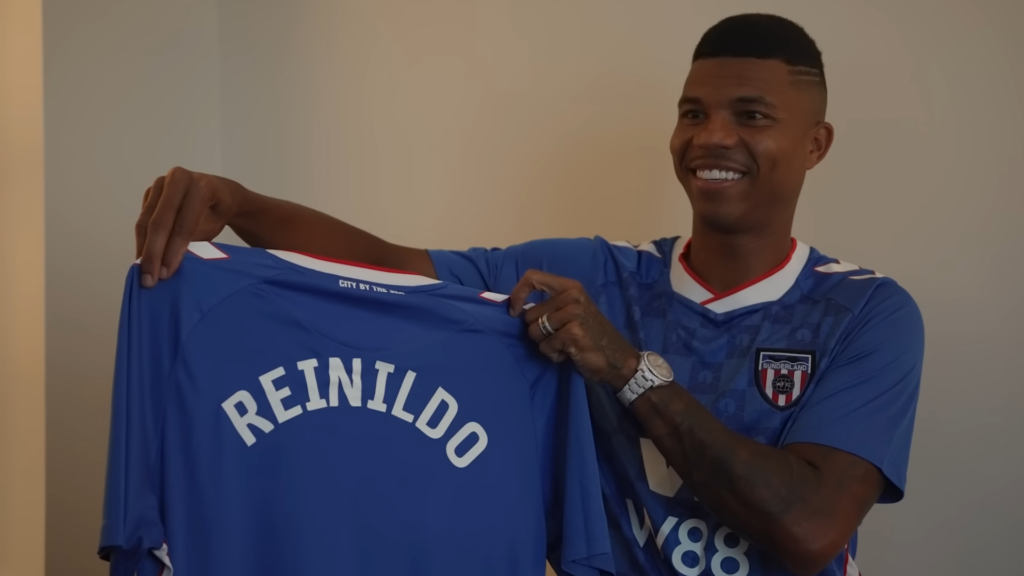 Reinildo holding Sunderland shirt