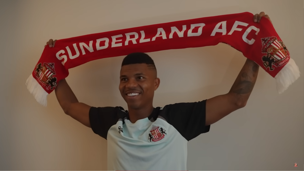 Reinildo holding Sunderland scarf