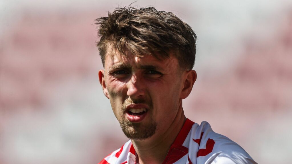 Dan Neil warming up for Sunderland.