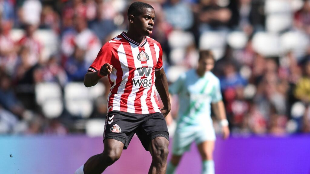 Noah Sadiki playing for Sunderland
