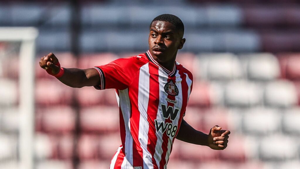 Noah Sadiki playing for Sunderland