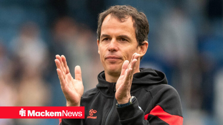 Regis Le Bris clapping Sunderland fans