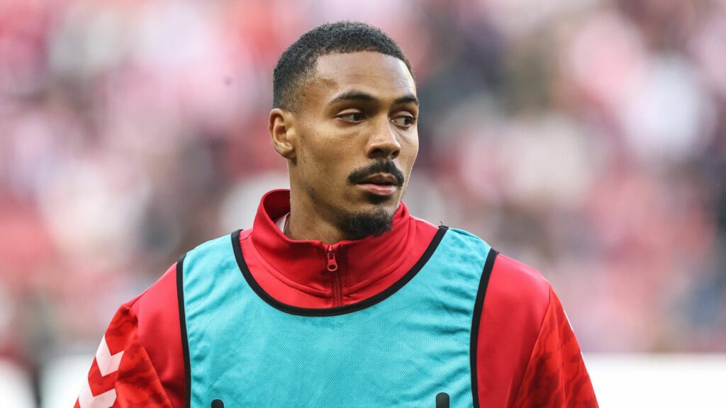 Wilson Isidor warms up for Sunderland