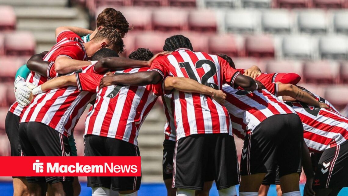 Sunderland players in a huddle