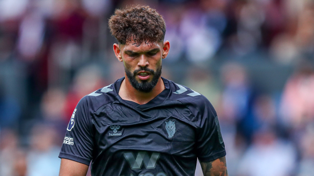 Omar Alderete in Sunderland's third shirt