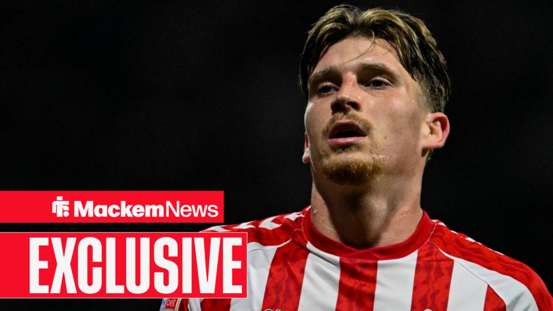 Dennis Cirkin looks ahead in a Sunderland shirt.