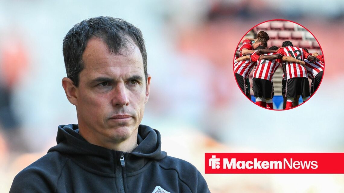 Sunderland manager Regis Le Bris with Sunderland players huddling inset