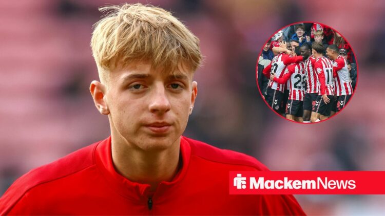 Tommy Watson with Sunderland players in frame