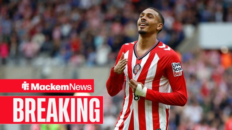 Wilson Isidor taps the Sunderland badge