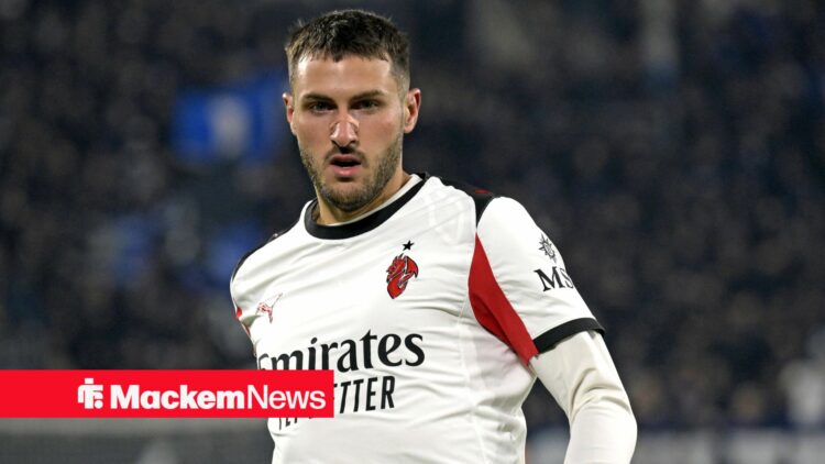 Santiago Gimenez in action for AC Milan.