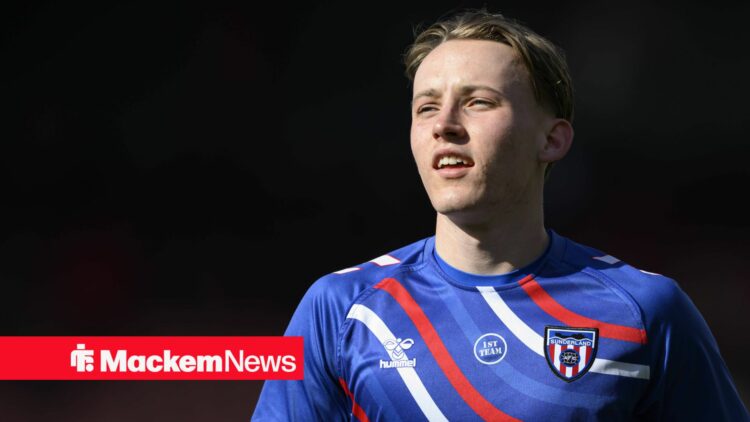 Harrison Jones warming up for Sunderland