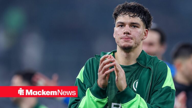 Jenson Seelt applauding Wolfsburg supporters